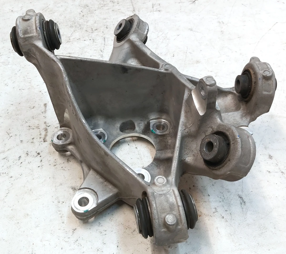 Кулак задній правий (цапфа) Tesla model Y 1188416-00-F