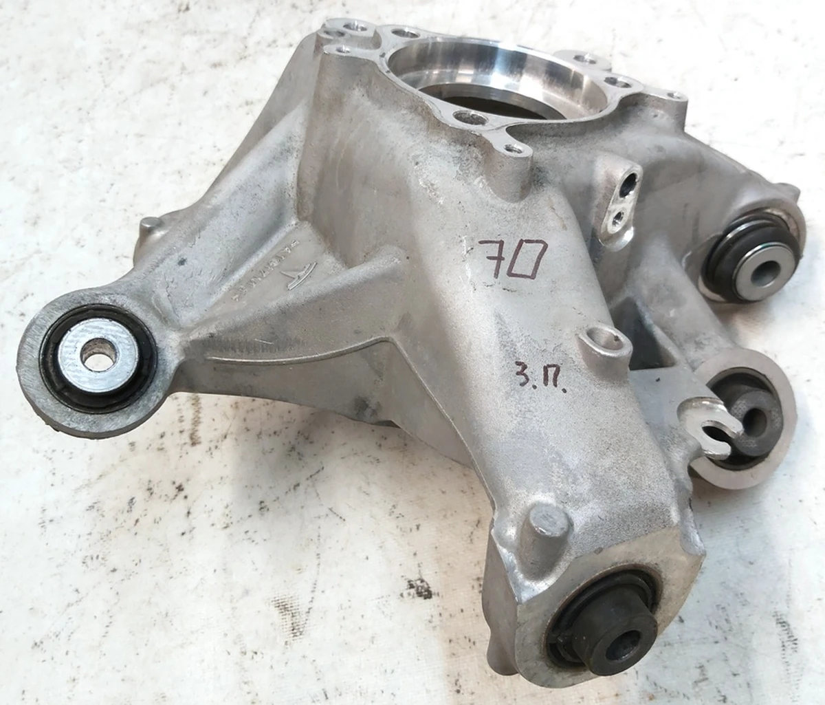 Кулак задній правий (цапфа) Tesla model Y 1188416-00-F