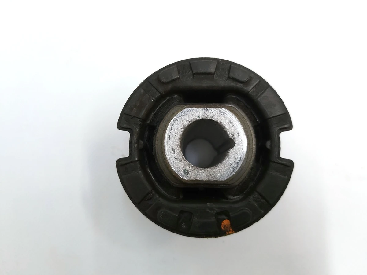 Сайлентблок підрамника заднього вертикальний передній h73(66)mm d73(60)mm болтM14 Tesla Model 3 1103557-00 1044451-00