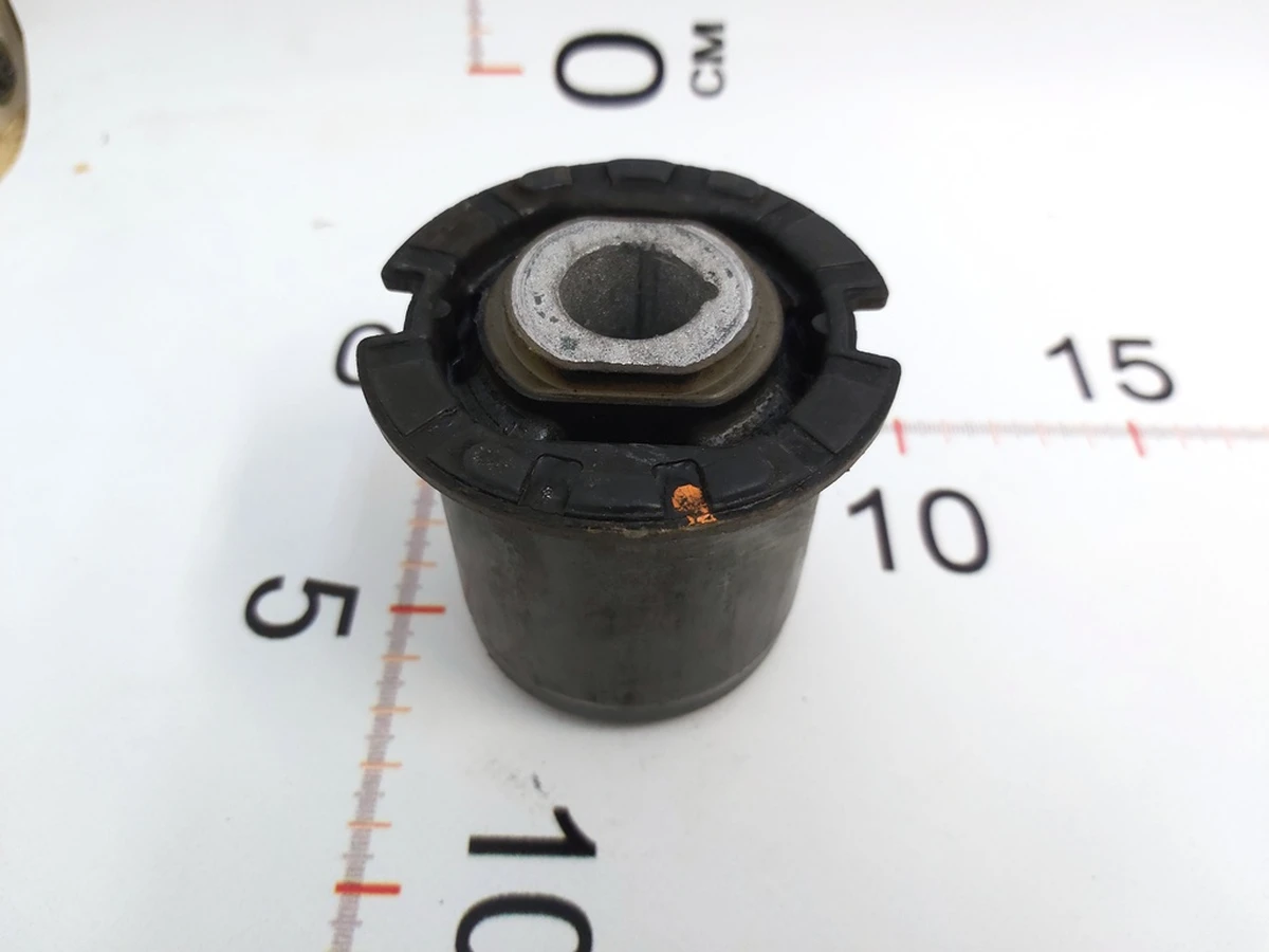 Сайлентблок підрамника заднього вертикальний передній h73(66)mm d73(60)mm болтM14 Tesla Model 3 1103557-00 1044451-00
