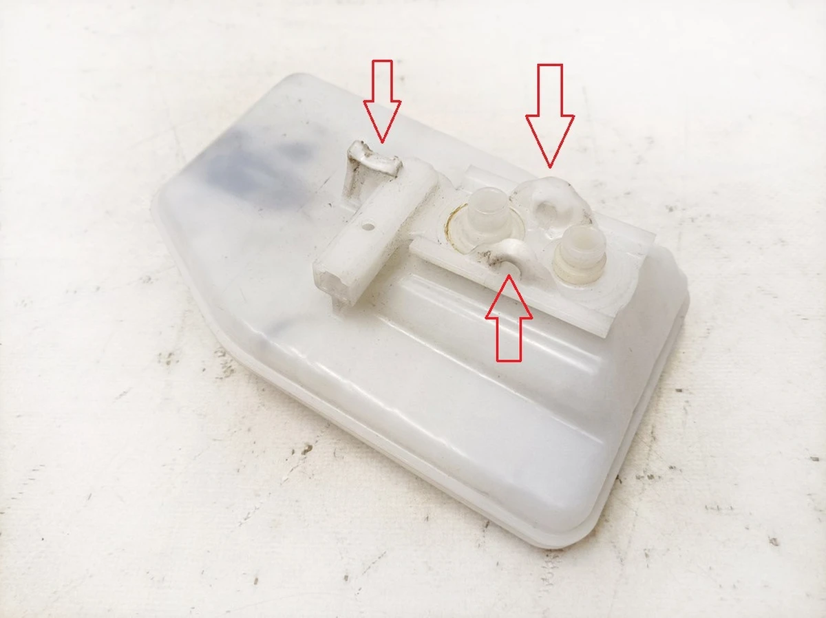 2 Расширительный бачок тормозной системы BOOSTER с повреждением Tesla mode Y 1188673-00-A