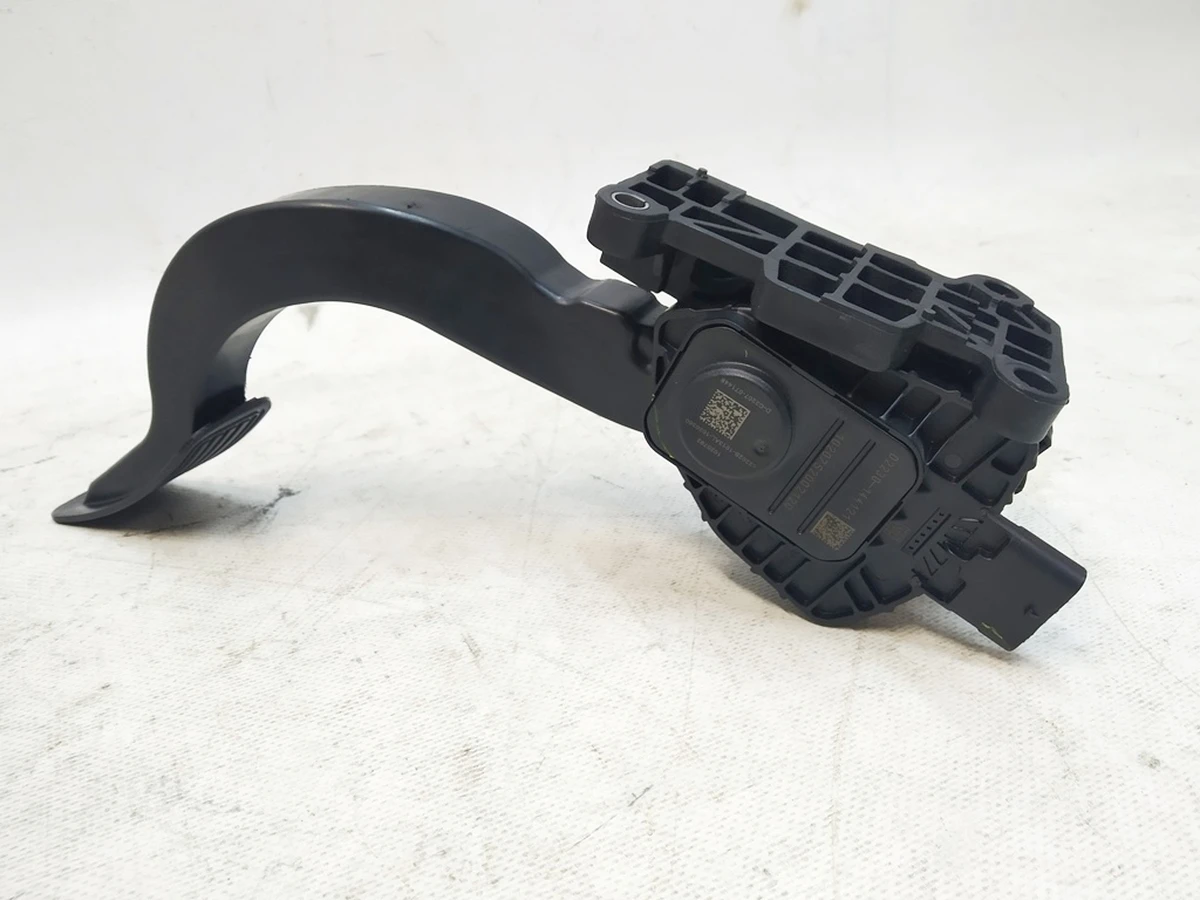1 Педаль акселератора BASE Tesla Model Y 1188695-00-A
