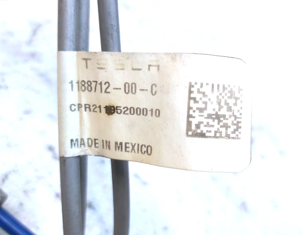 4 Трубки гальмівні передньої магістралі (3 штуки з пошкодженням) без довгої Tesla mode Y 1188712-00-C