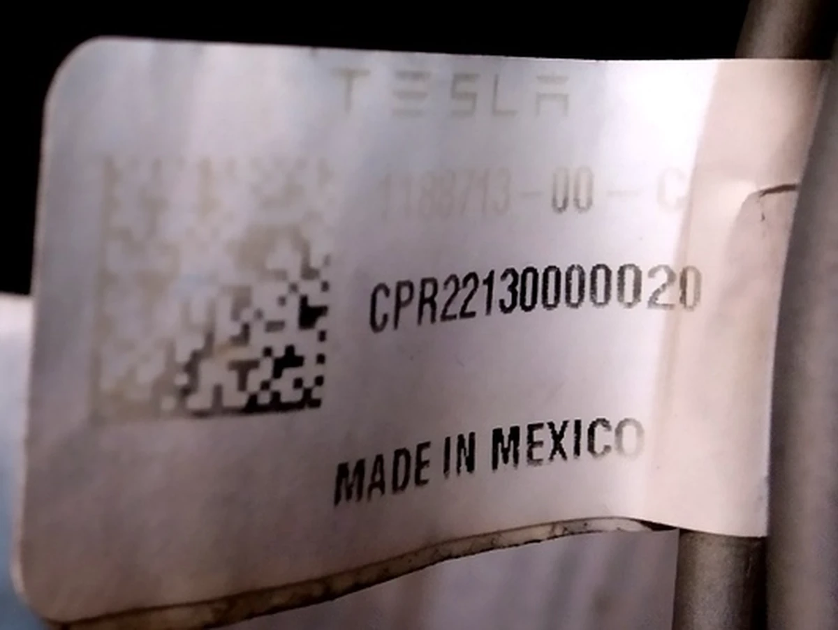 Гальмівна трубка лівого порогу (права та ліва в зборі) Tesla model Y 1188713-00-C