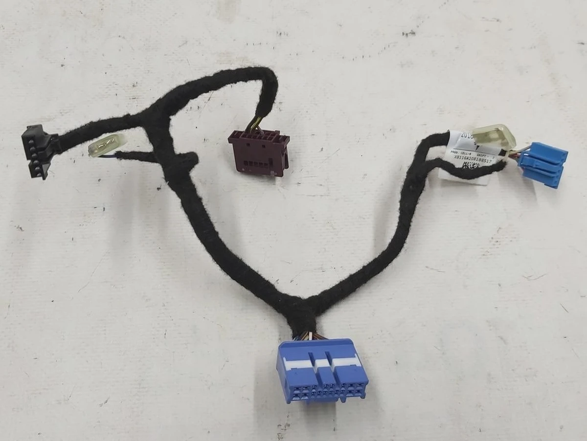 11 Проведення кнопки звукового сигналу в рульовому колесі Tesla model 3 1112053-00-D