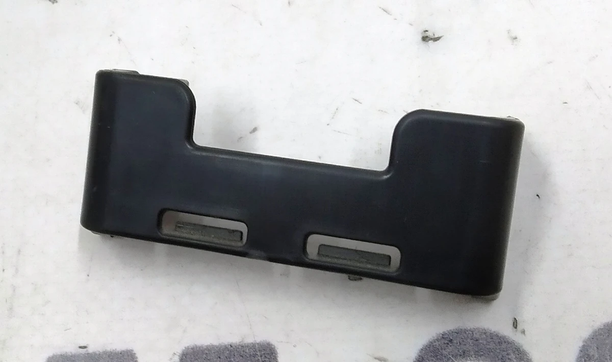 Напрямна ременів безпеки сидінь 2-го ряду 60/40 Tesla model X 3123713-03-A