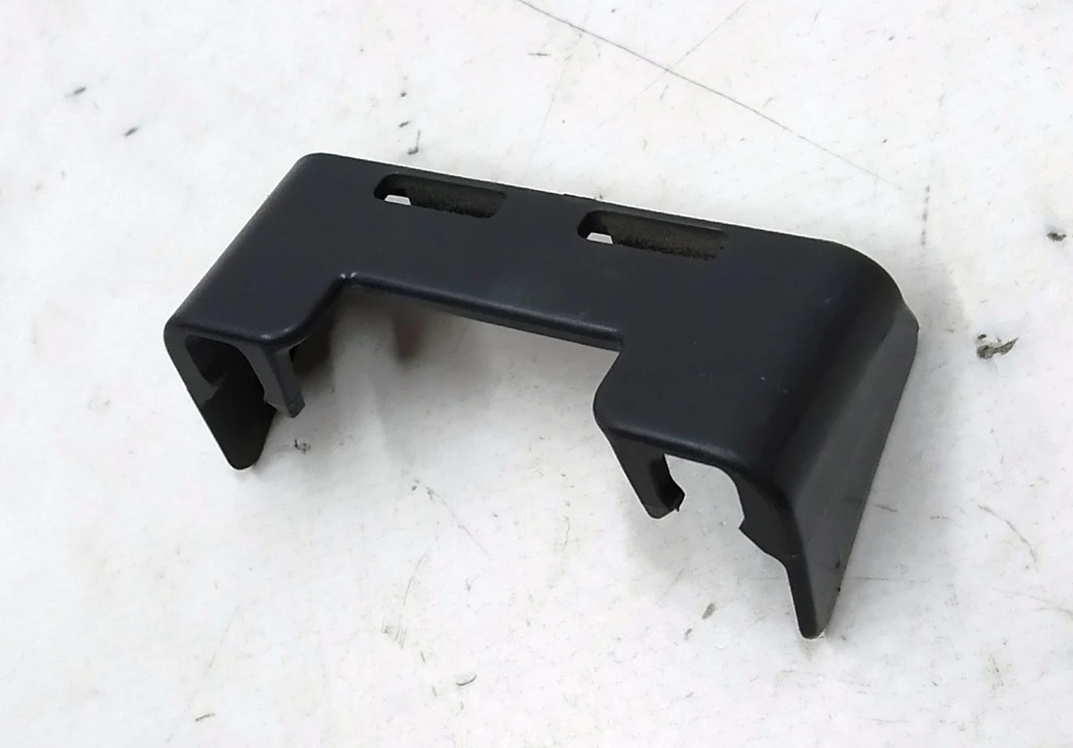 Напрямна ременів безпеки сидінь 2-го ряду 60/40 Tesla model X 3123713-03-A