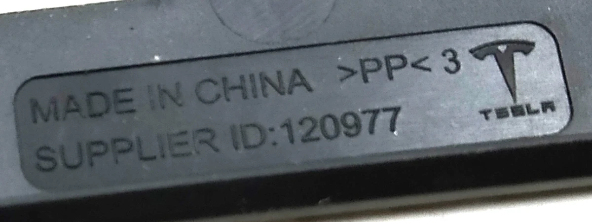 Напрямна ременів безпеки сидінь 2-го ряду 60/40 Tesla model X 3123713-03-A