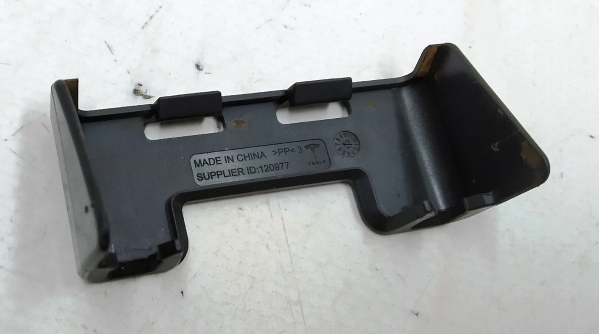 Напрямна ременів безпеки сидінь 2-го ряду 60/40 Tesla model X 3123713-03-A