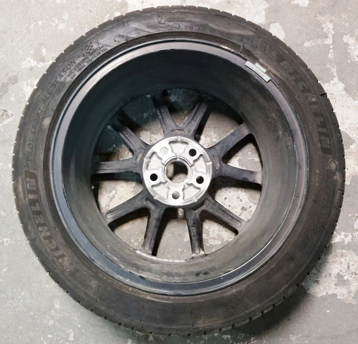 Wheel assembly (rim 18*8.5J AERO tire Michelin Pilot sport 235/45 ZR18 sensor TPMS 433 MHz 7.70mm) with damage Tesla model 3 1234221-00-Z