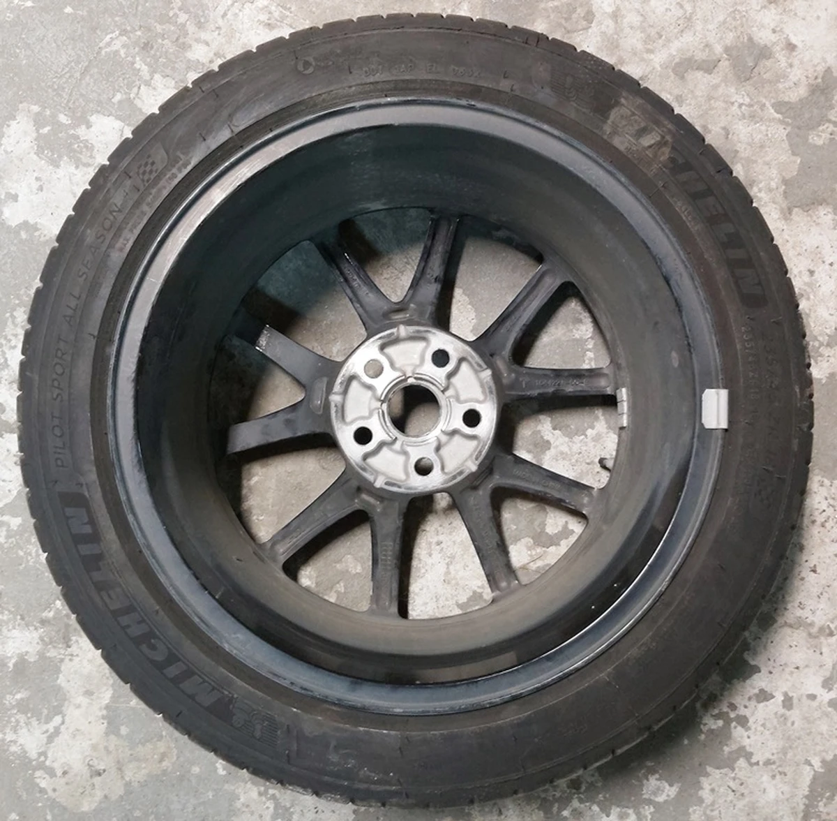 Колесо в зборі (диск 18*8.5J AERO шина Michelin Pilot sport 235/45 ZR18 датчик TPMS 433 MHz 6,70мм) з пошкодженням Tesla model 3