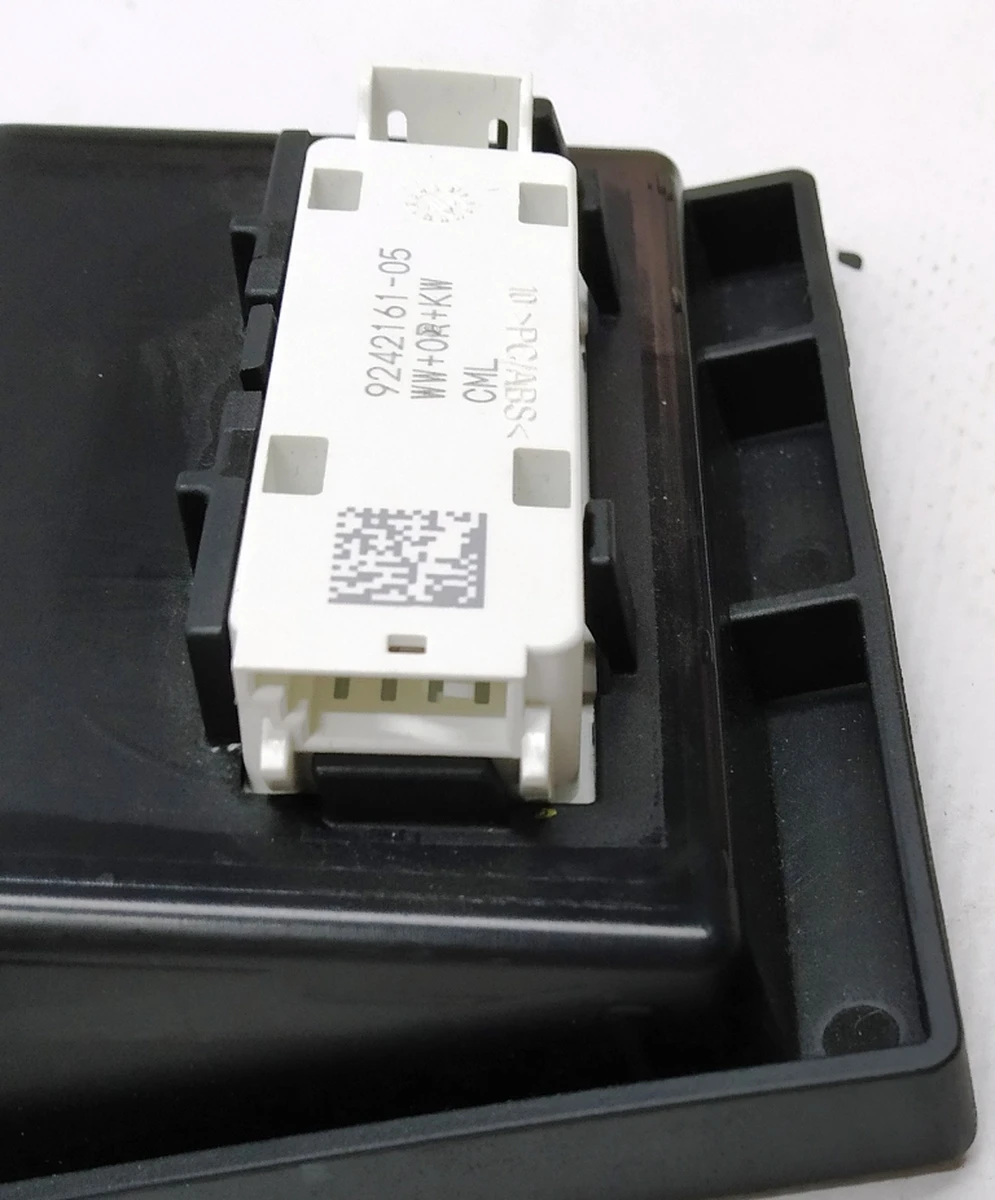 Кронштейн кріплення блоку запобіжників в зборі з ліхтарем підсвічування салону BMW i3 61139265642