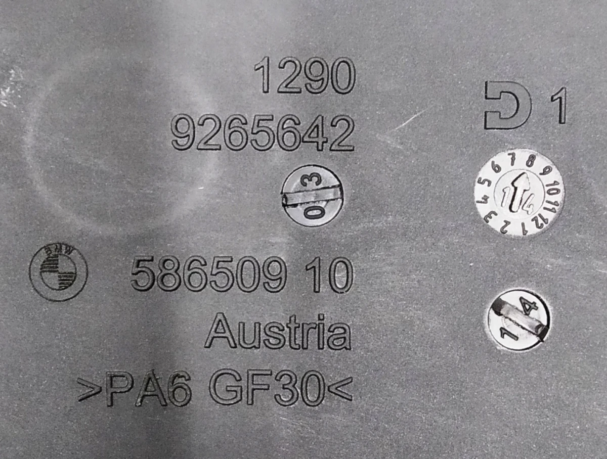 Кронштейн кріплення блоку запобіжників в зборі з ліхтарем підсвічування салону BMW i3 61139265642