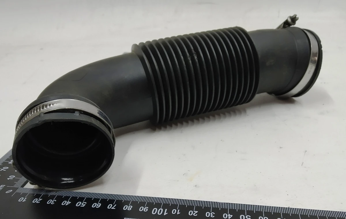 Повітропровід (чистого повітря) повітряного фільтра в зборі з хомутами BMW i3 13717642406