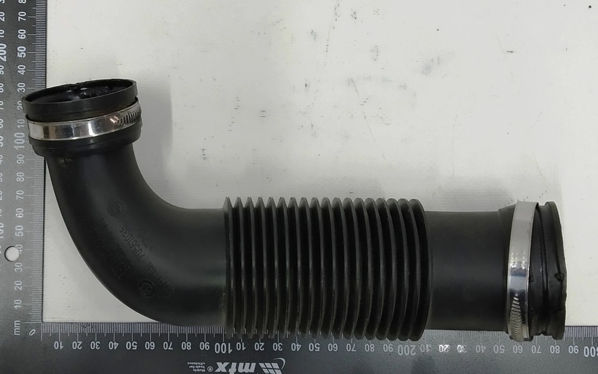 Повітропровід (чистого повітря) повітряного фільтра в зборі з хомутами BMW i3 13717642406