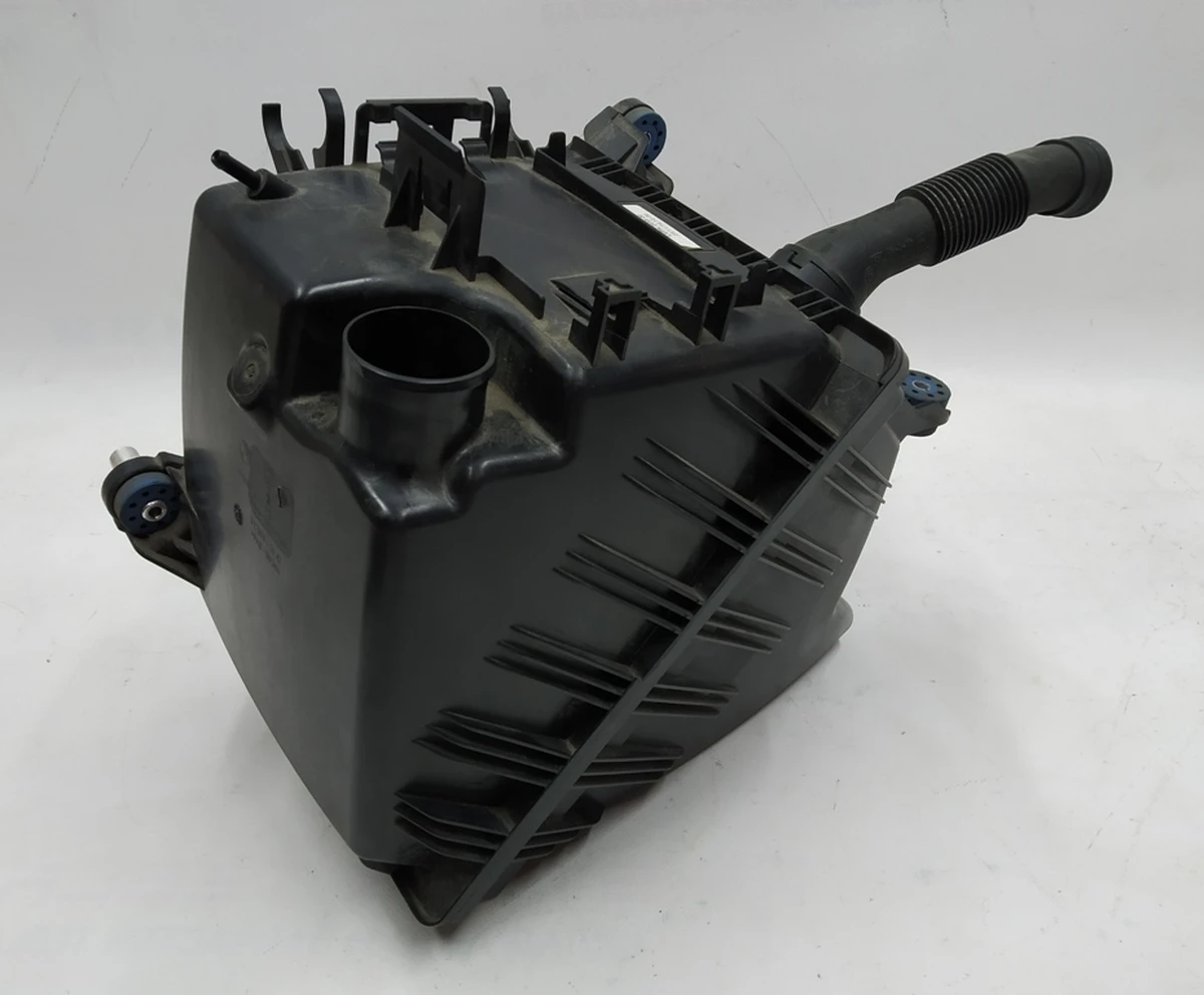 Корпус повітряного фільтра в зборі з повітрозабірником і елементами кріплення BMW i3 13718603090