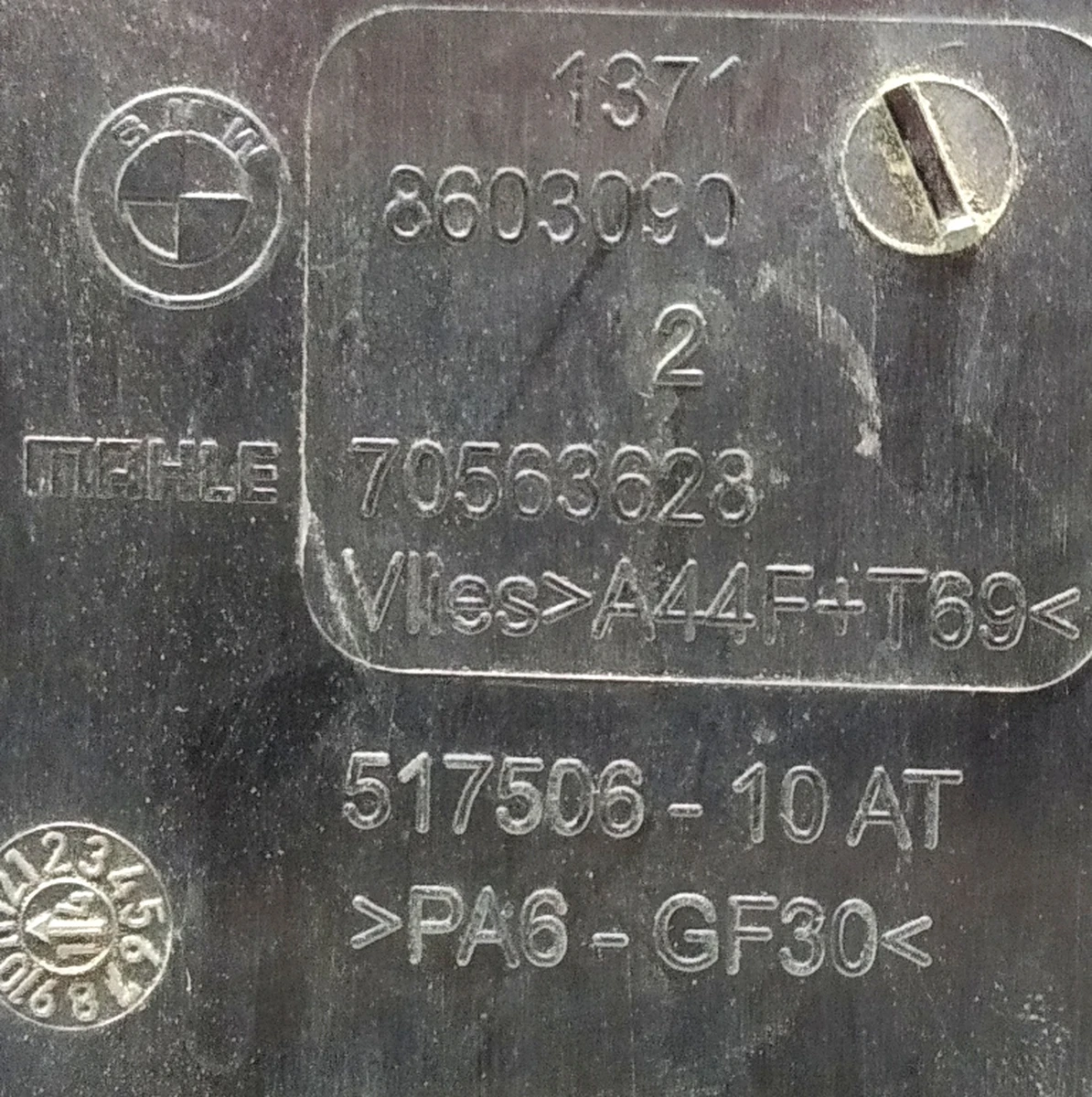 Корпус повітряного фільтра в зборі з повітрозабірником і елементами кріплення BMW i3 13718603090