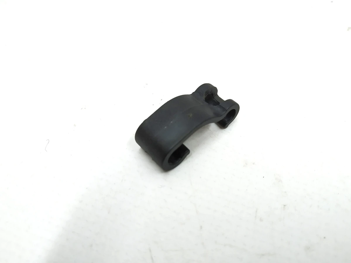 Кліпса троса аварійного відкриття капота Tesla model S REST 1451870-00-A