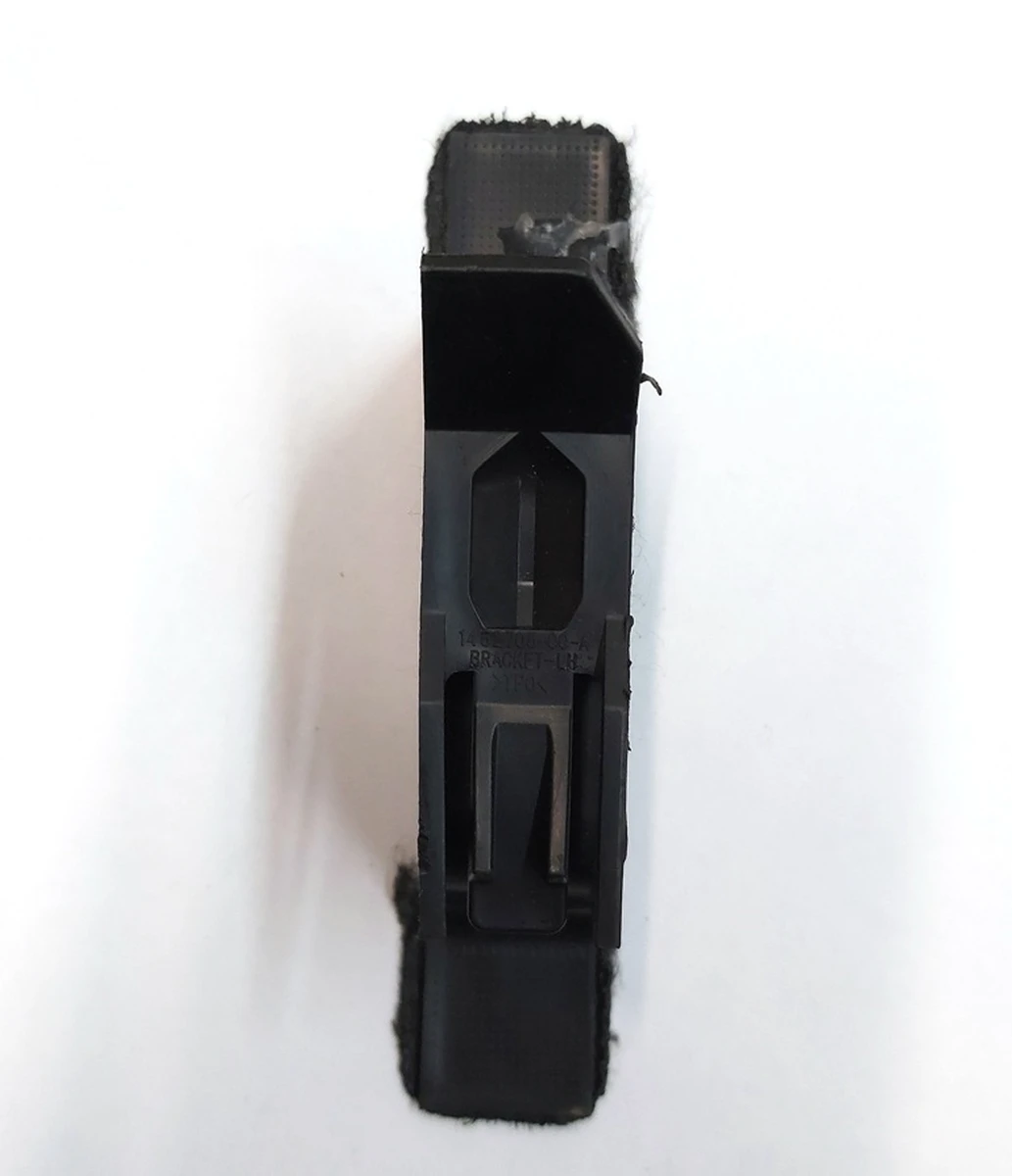 3 Кронштейн бічний лівий полиці багажного відсіку верхньої Tesla model 3 1090452