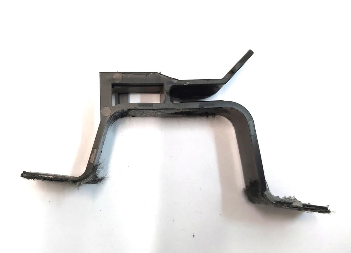 3 Кронштейн бічний лівий полиці багажного відсіку верхньої Tesla model 3 1090452