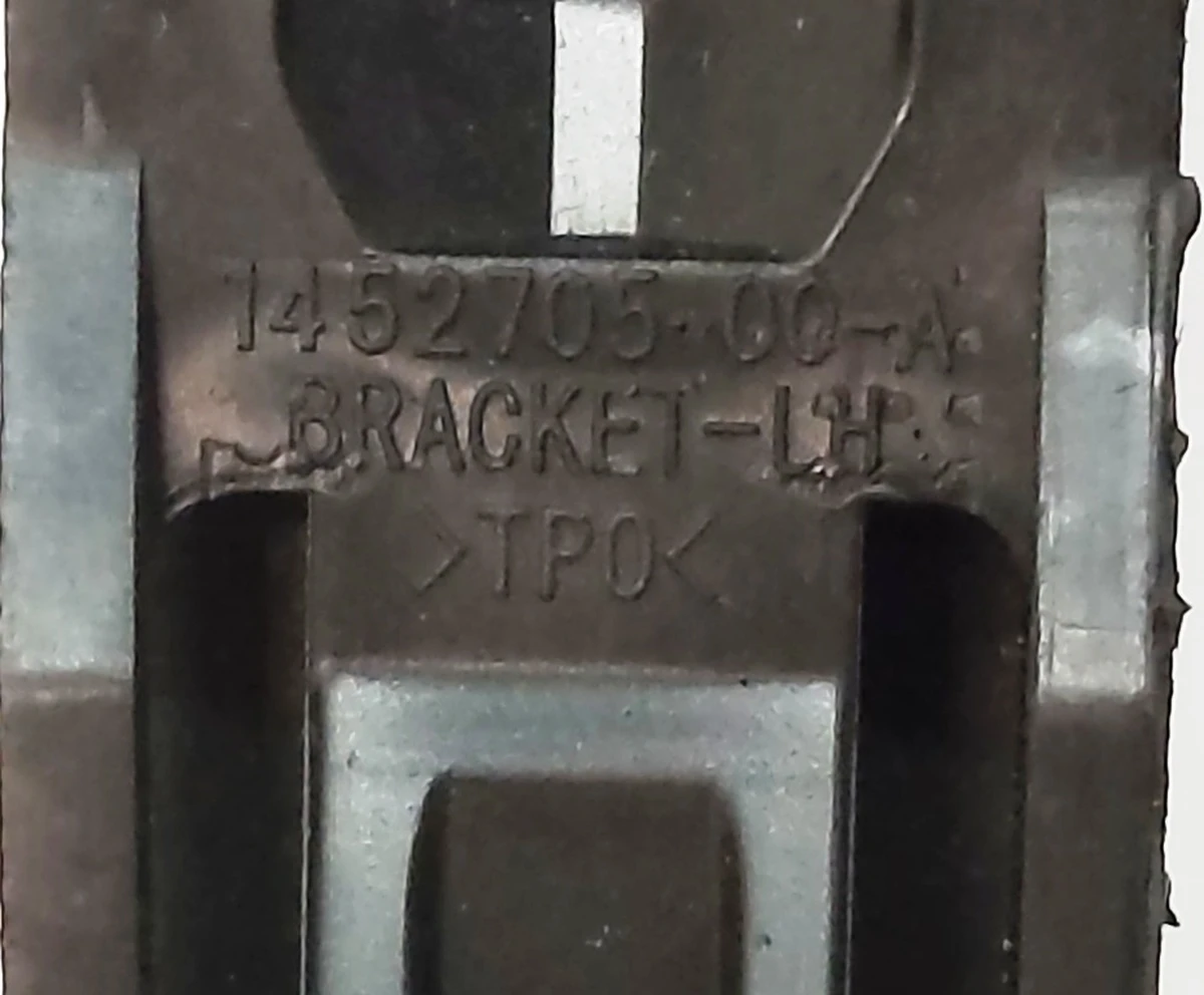 3 Кронштейн бічний лівий полиці багажного відсіку верхньої Tesla model 3 1090452