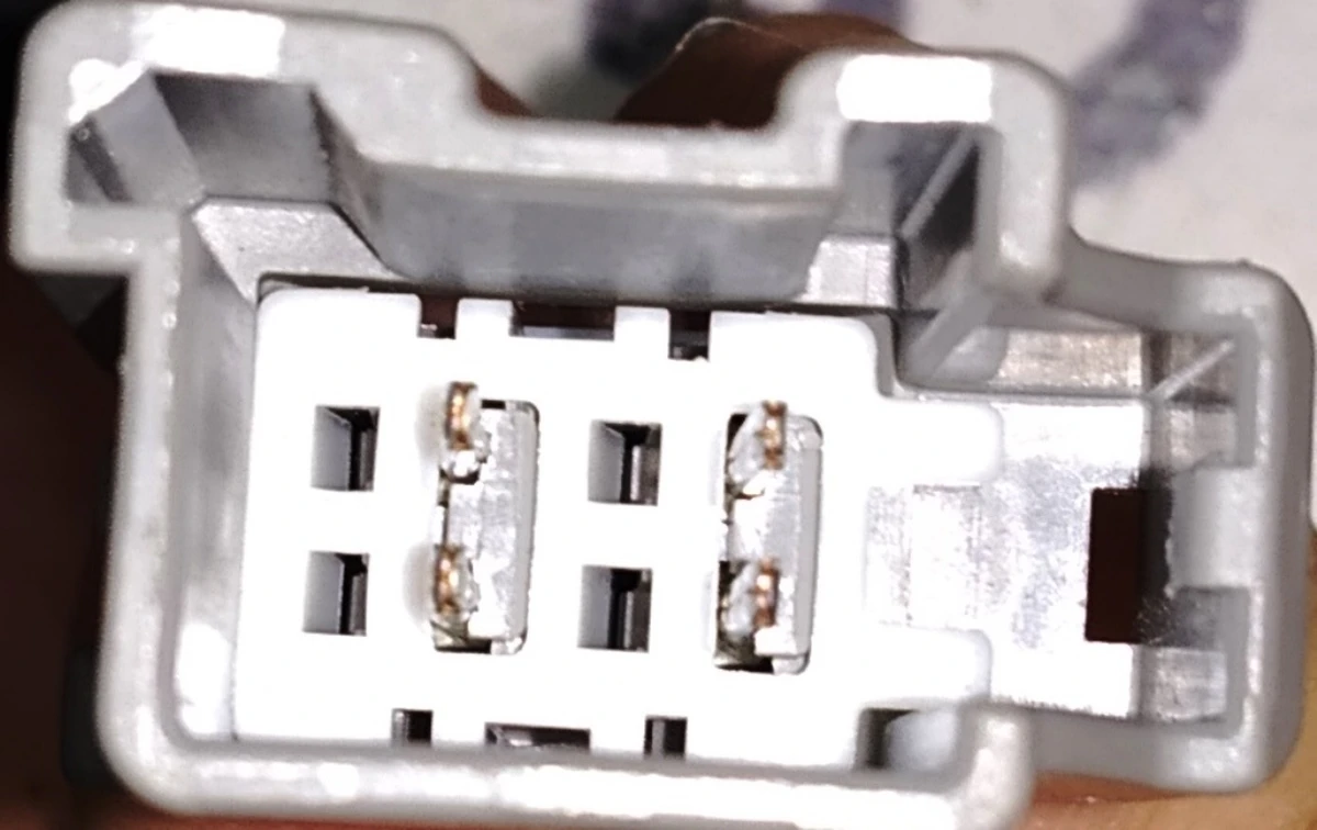 8 Обшивка нижней части водительского сиденья с подогревом PREM PUR BLK Tesla model 3 1452871-91-E