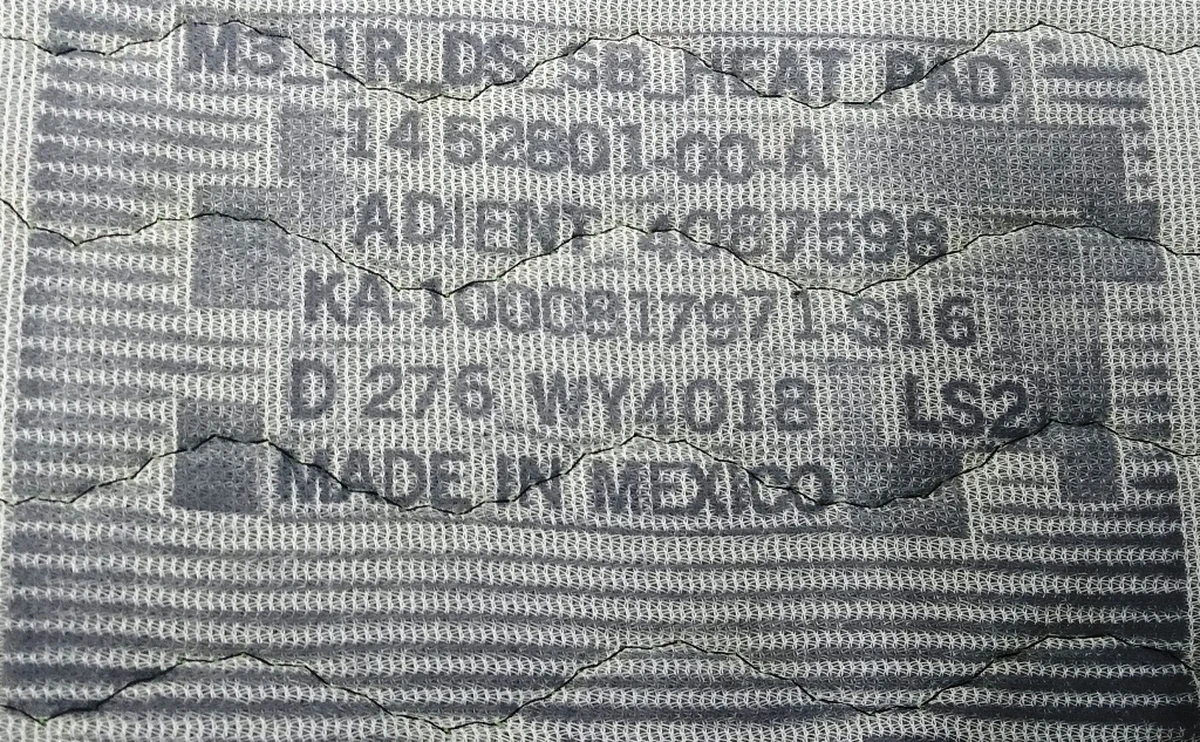 3 Обшивка спинки водійського сидіння з підігрівом PREM PUR BLACK (з пошкодженням) Tesla Model 3, Model Y 1452890-91-J