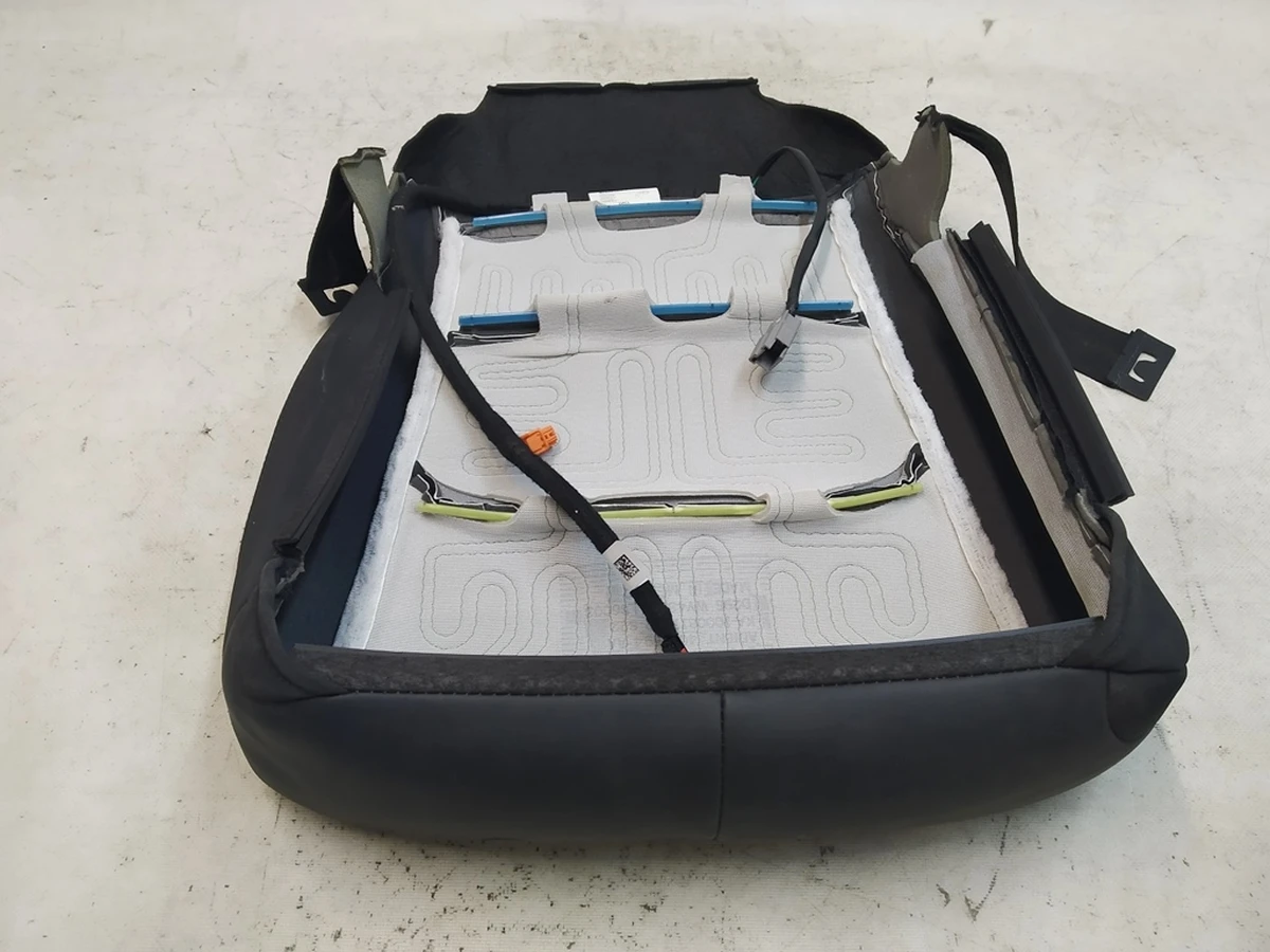 16 Обшивка нижньої частини пасажирського сидіння з підігрівом PREM PUR BLK (б/у) Tesla model 3, model Y 1920674-01-A