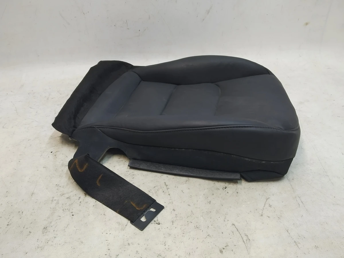 16 Обшивка нижньої частини пасажирського сидіння з підігрівом PREM PUR BLK (б/у) Tesla model 3, model Y 1920674-01-A