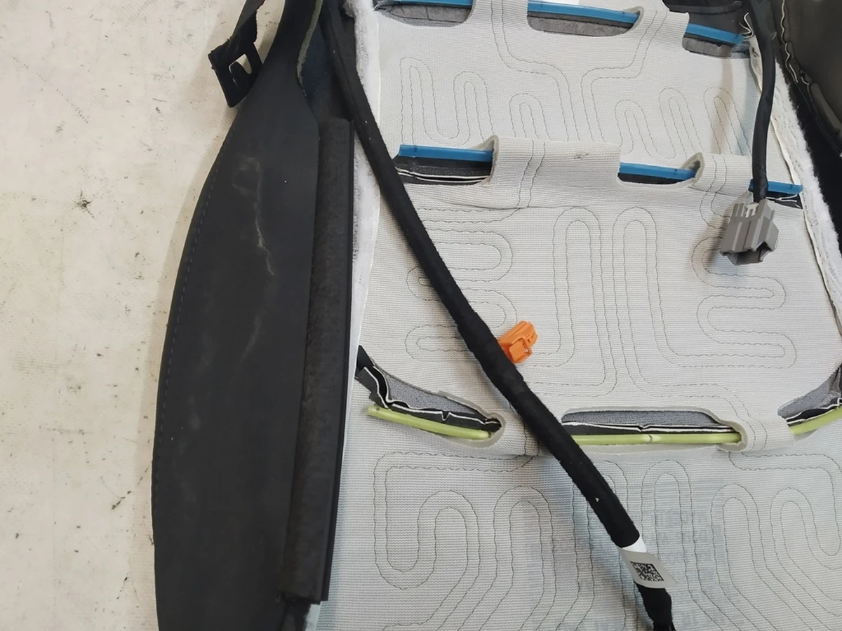 16 Обшивка нижньої частини пасажирського сидіння з підігрівом PREM PUR BLK (б/у) Tesla model 3, model Y 1920674-01-A