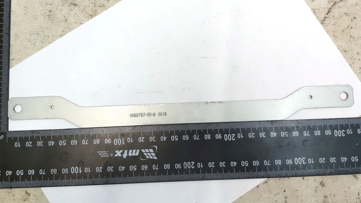 Планка фіксувальна корпусу металевого MCU (основного монітора) Tesla model S REST, model X 1451809-00-A