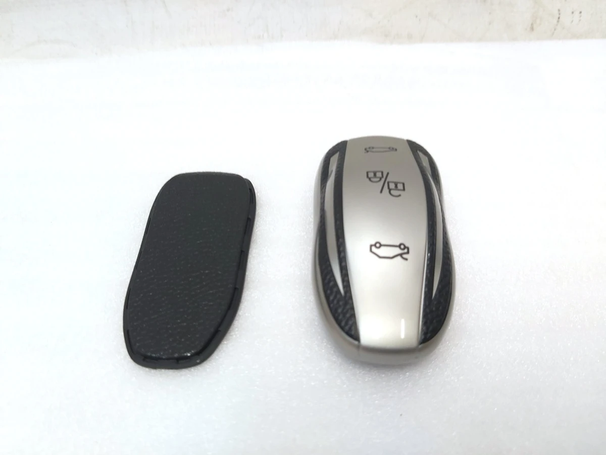 1 Чохол захисний для ключа (брелка) відкриття автомобіля SILVER Tesla all models (крім Model X, Model X Mar 2021) 1819445-00-B