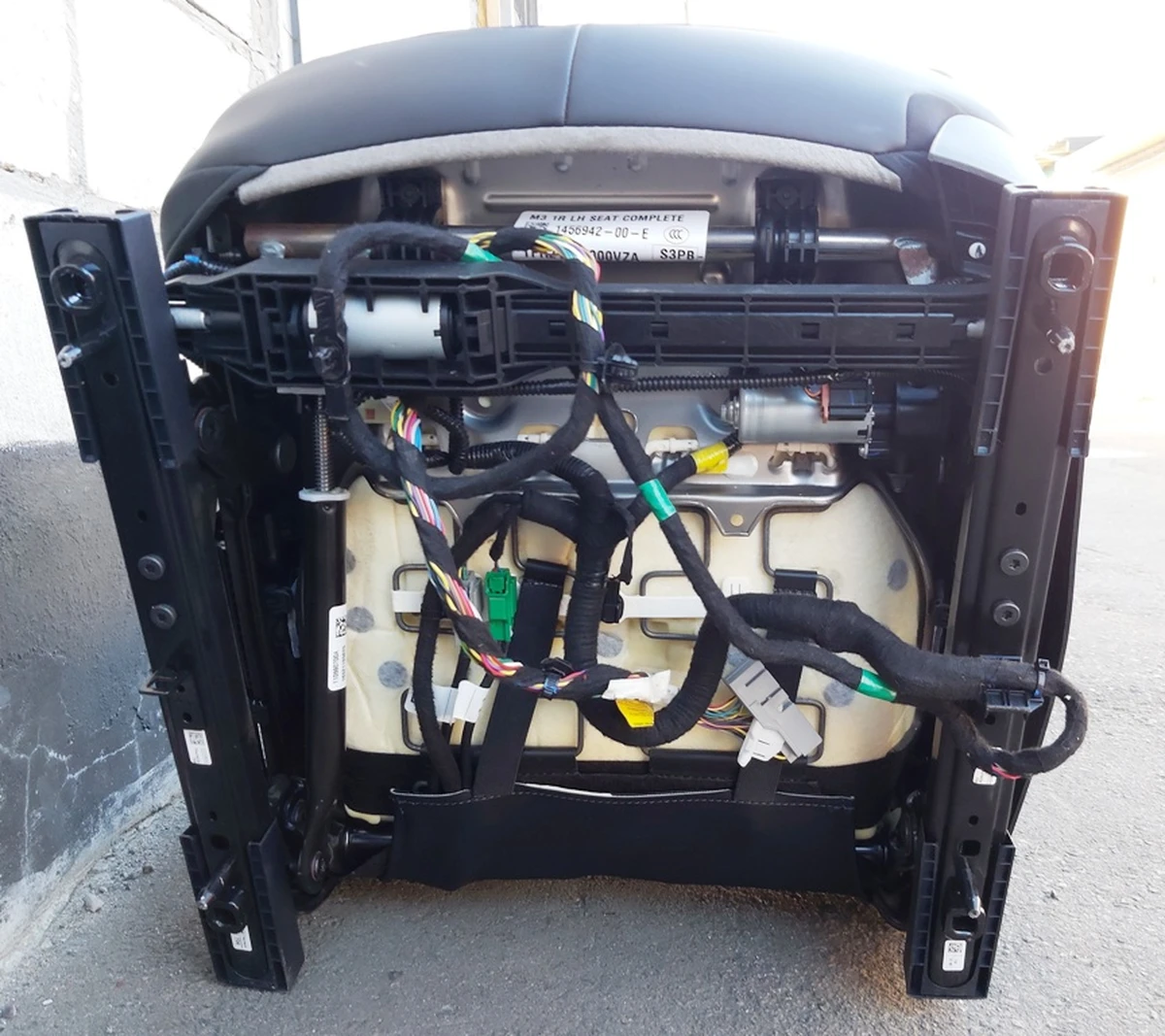 1 Сиденье водительское с подогревом без преднатяжителя, подушки, PREM PUR BLK датчика с повреждением Tesla model 3, model Y 7654322-01-B