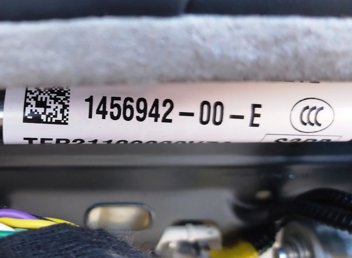 1 Сиденье водительское с подогревом без преднатяжителя, подушки, PREM PUR BLK датчика с повреждением Tesla model 3, model Y 7654322-01-B