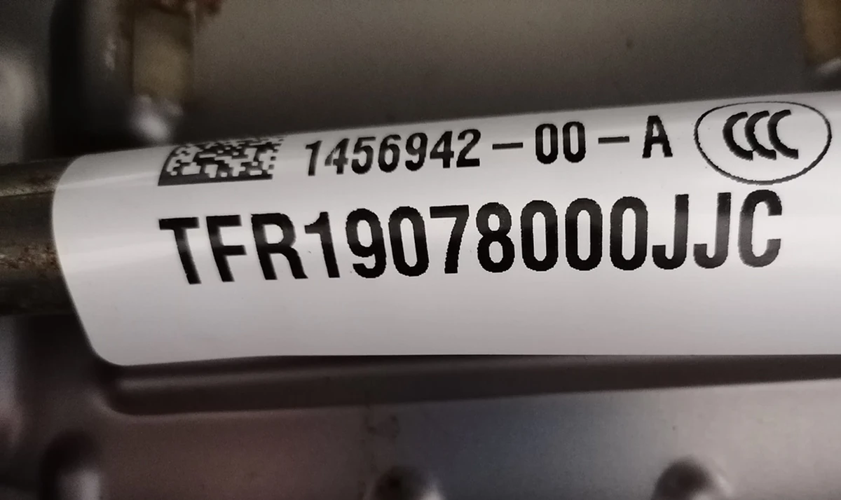 1 Сидіння водійське в зборі PREM PUR BLK з пошкодженням обшивки Tesla model 3 7654322-01-B