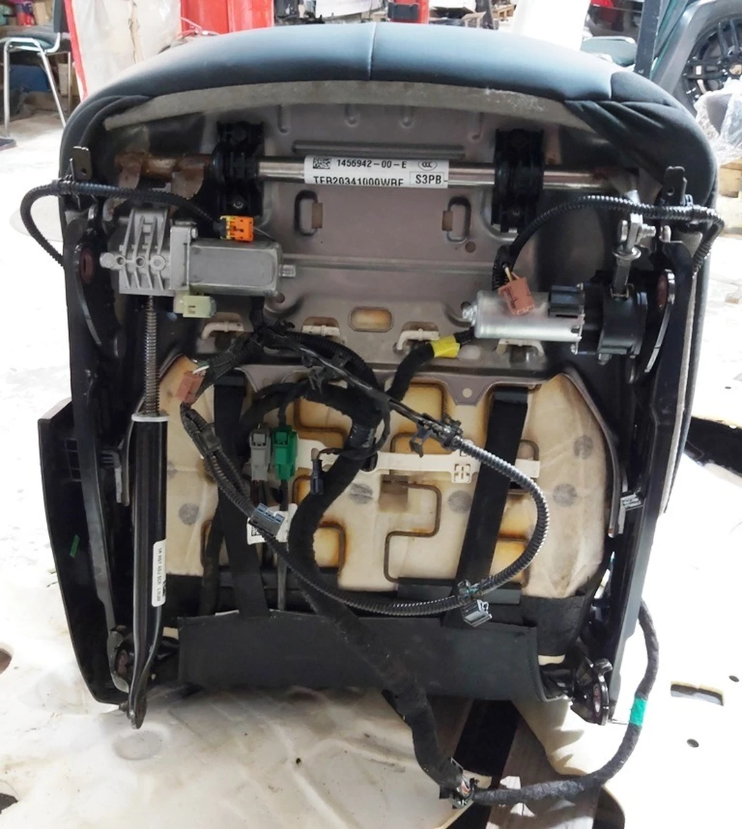 1 Сиденье водительское PRM PUR BLK без датчика и подушки с повреждениемTesla model 3 7654322-01-C
