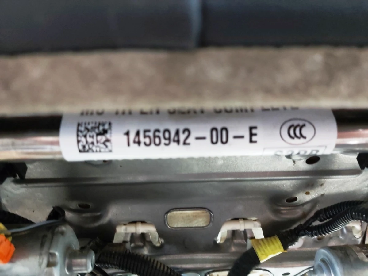 1 Сиденье водительское PRM PUR BLK без датчика и подушки с повреждениемTesla model 3 7654322-01-C