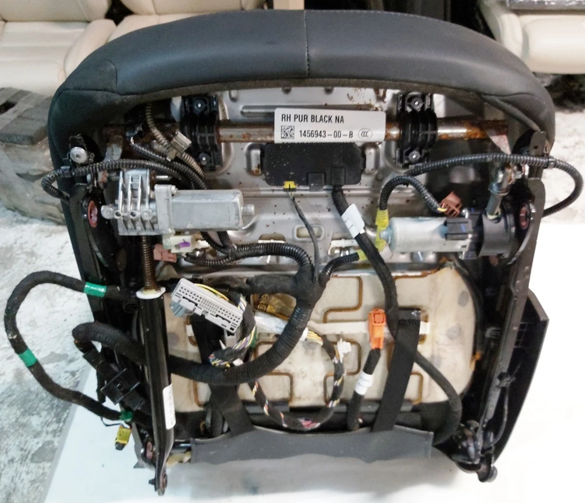 2 Сидіння пасажирське з підігрівом без переднатягувача, датчика, подушки, кнопок, блоку, санок PREM PUR BLK Tesla model 3 7654324-01-C