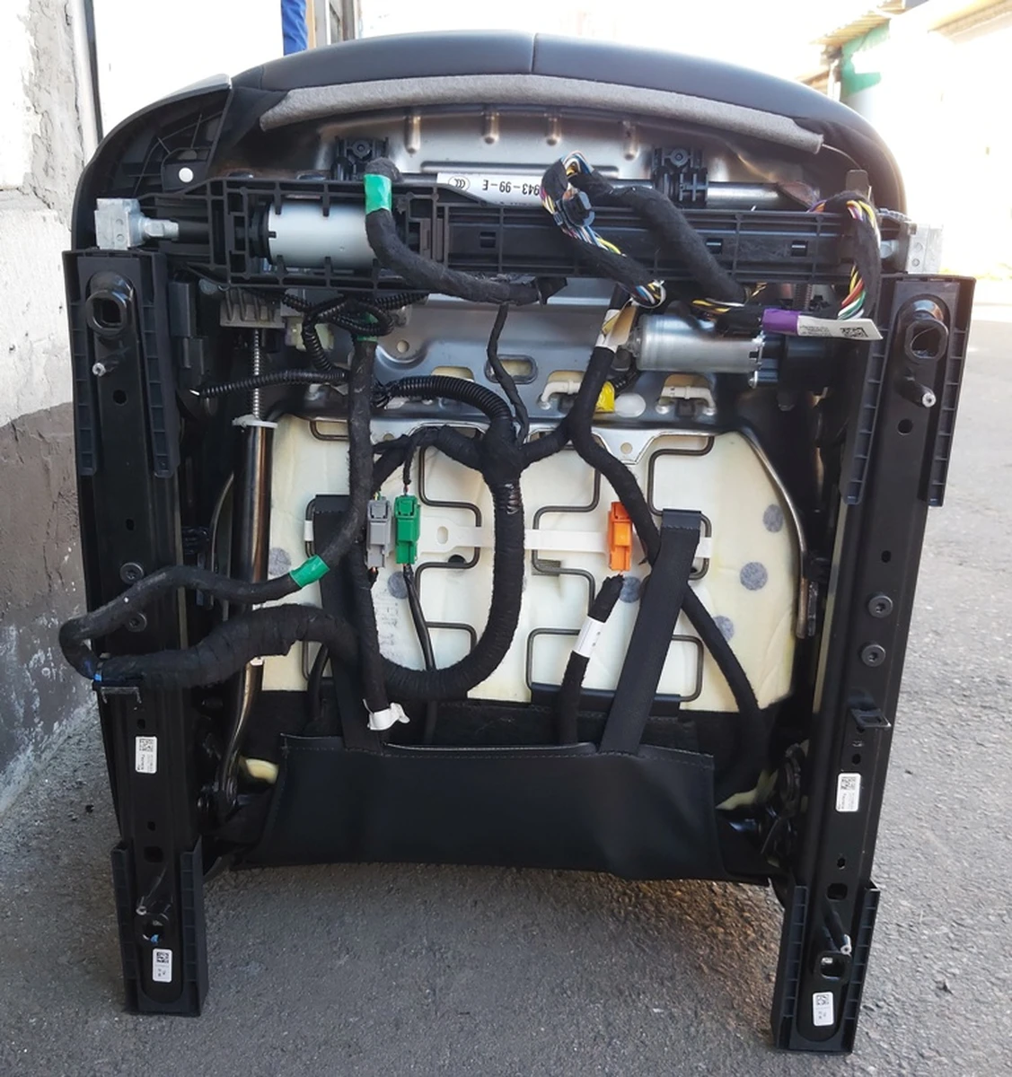 2 Сидіння пасажирське з підігрівом без переднатягувача, датчика, подушки PREM PUR BLK з пошкодженням Tesla model 3, model Y 7654324-01-B