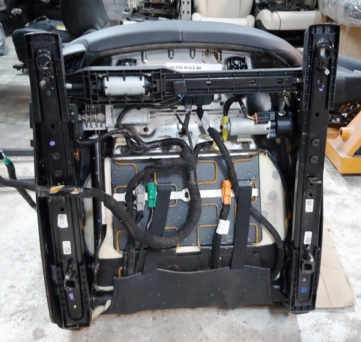 Сиденье пассажирское с подогревом без преднатяжителя, датчика, подушки PREM PUR BLK Tesla model 3 7654324-01-C