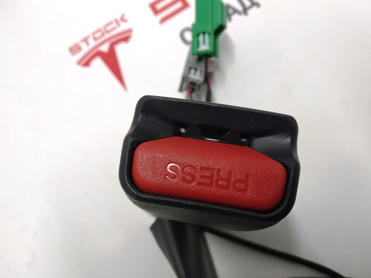 4 Замок ременя безпеки 2-го ряду сидінь центр/правий Tesla model 3 1457704-01-A