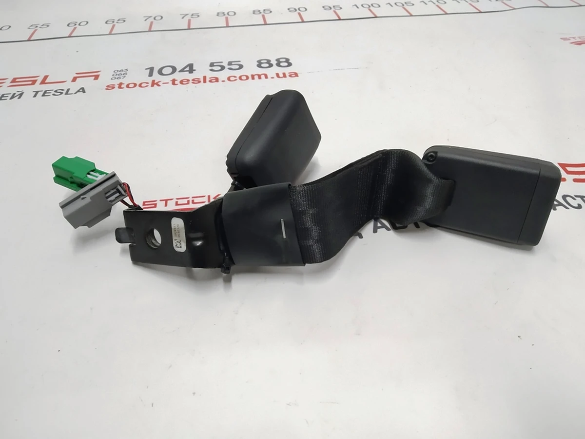 4 Замок ременя безпеки 2-го ряду сидінь центр/правий Tesla model 3 1457704-01-A