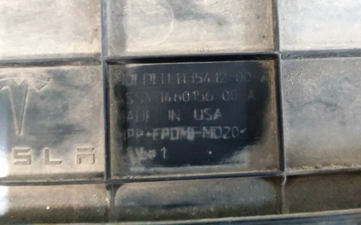 8 Кришка дифузора бампера заднього нижнього (заглушка фаркопа, люк) Tesla model 3 1460156-00-A