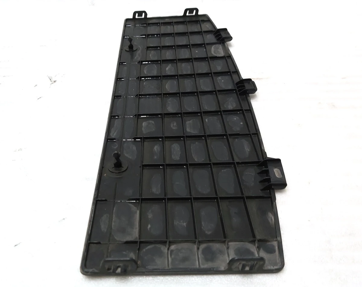 8 Кришка дифузора бампера заднього нижнього (заглушка фаркопа, люк) Tesla model 3 1460156-00-A