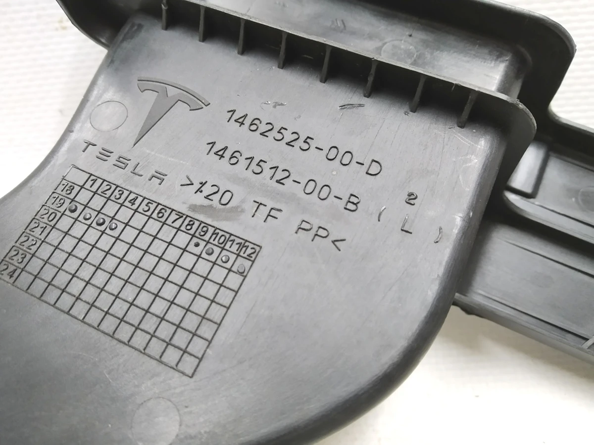 18 Накладка пластикова боді контролера лівого Tesla model 3 1461512-00-B