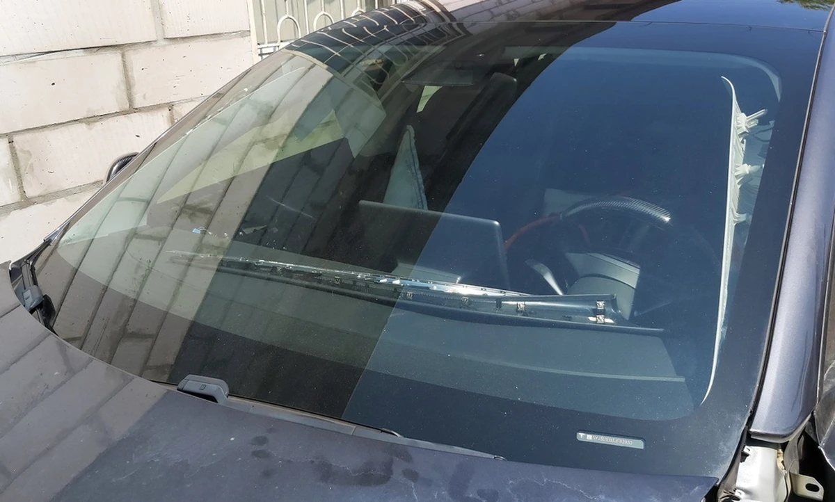 1 Скло лобове з дрібними пошкодженнями Tesla model 3 1466270-00-C
