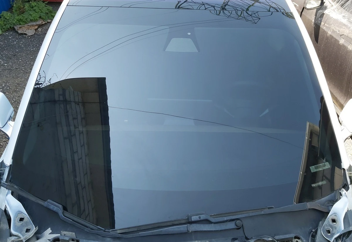 1 Скло лобове з дрібними пошкодженнями Tesla model 3 1466270-00-C