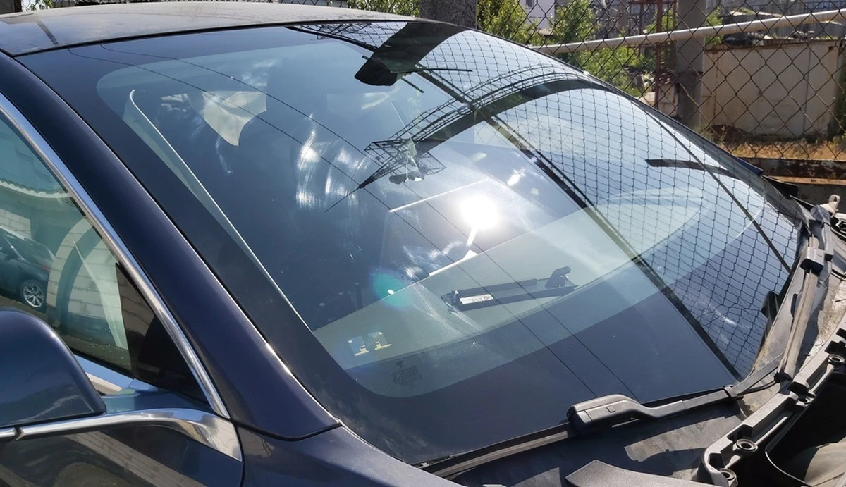 1 Скло лобове з дрібними пошкодженнями Tesla model 3 1466270-00-C