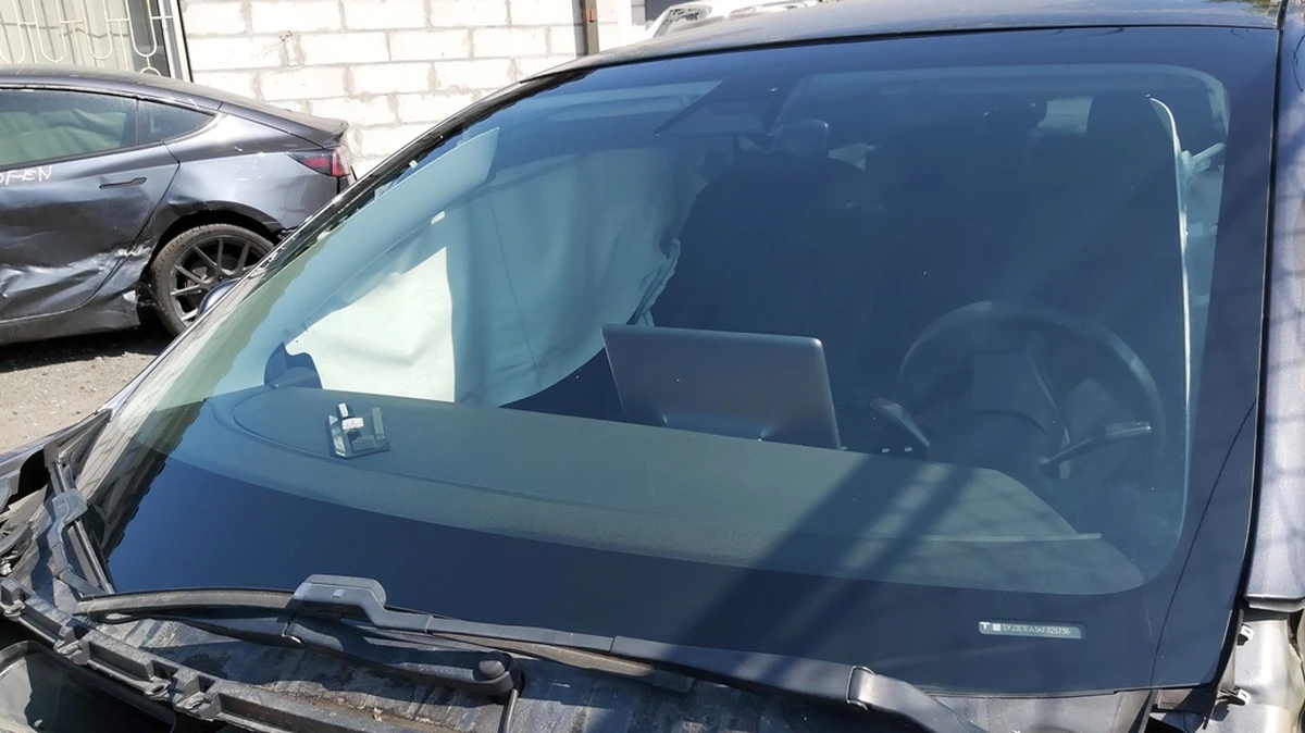 1 Скло лобове з дрібними пошкодженнями Tesla model 3 1466270-00-C