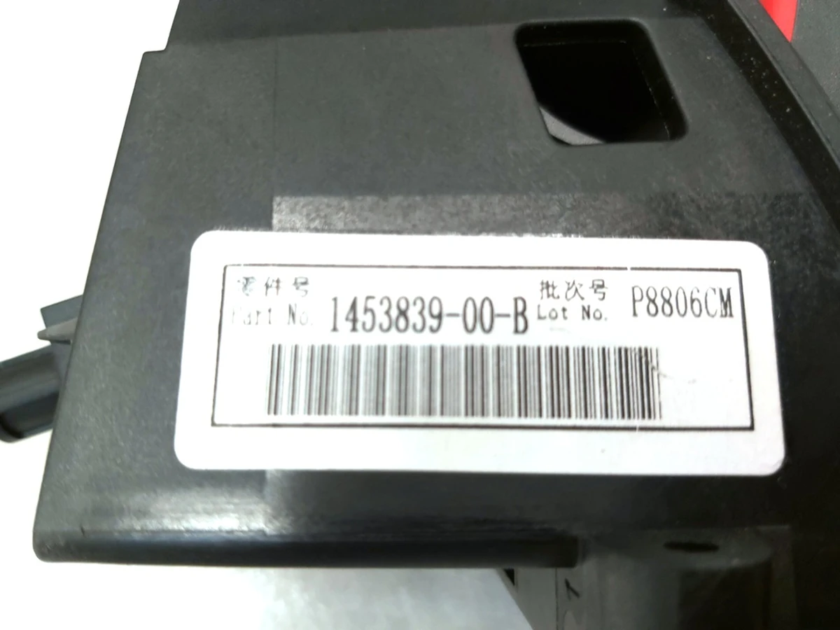 Механизм открытия замка спинки сиденья 2-го ряда правый в сборе Tesla model 3 1099926-00-A